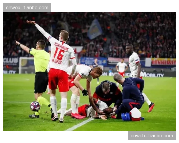 场边镜头：莱比锡助教实时向场内传递对手转换阶段的阵型弱点